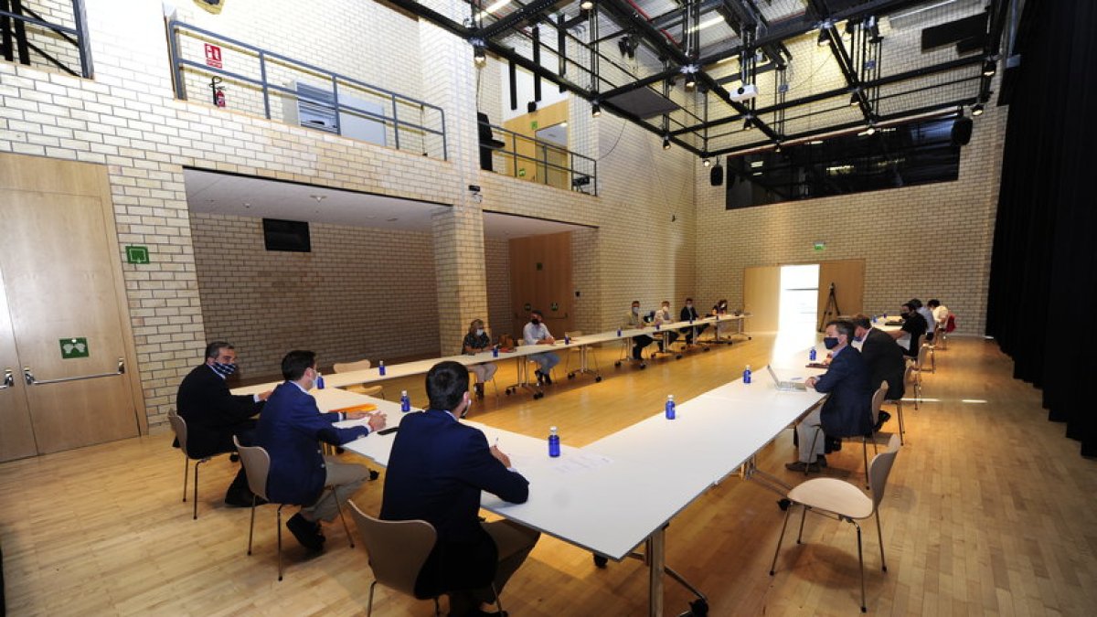 Imagen de archivo de una de las reuniones del consejo de Promueve. ISRAEL L.MURILLO