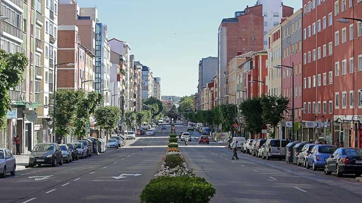 La avenida del Cid, en toda su extensión, será asfaltada y las obras comenzarán este lunes con el fresado.-RAÚL G. OCHOA