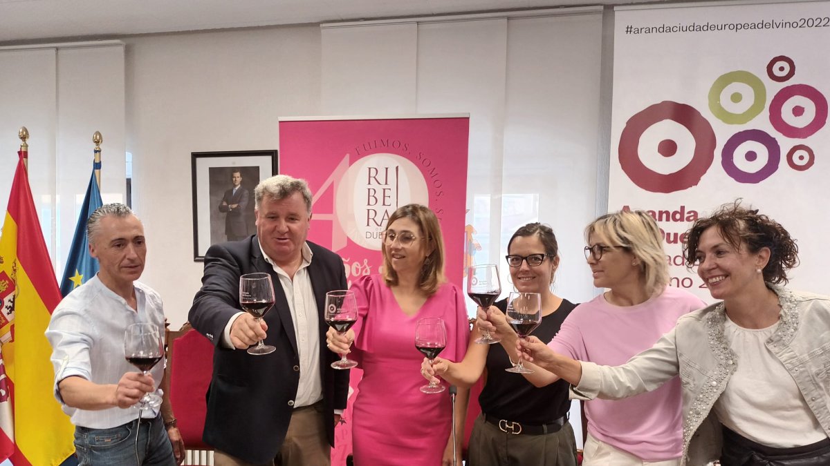 El presidente del Consejo Regulador brinda con el Ayuntamiento de Aranda, la Ruta del Vino y las asociaciones de Asebor y Asohar