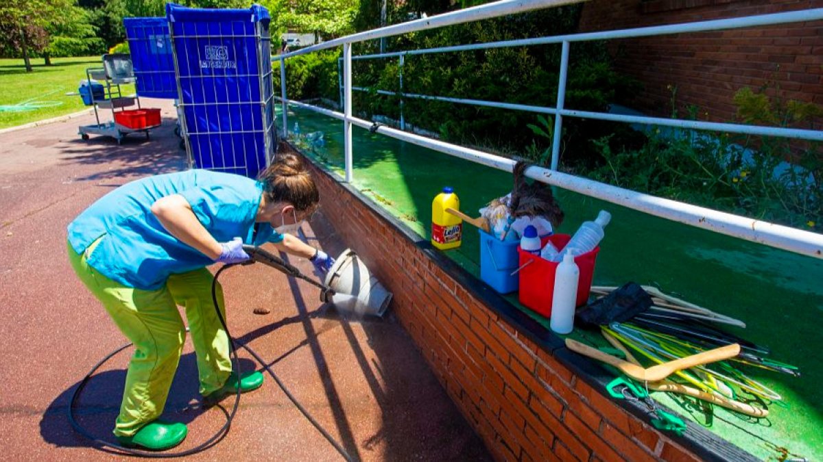 El personal del Centro Gerontológico de Burgos afrontó ayer una larga jornada de limpieza tras la inundación del sótano. SANTI OTERO