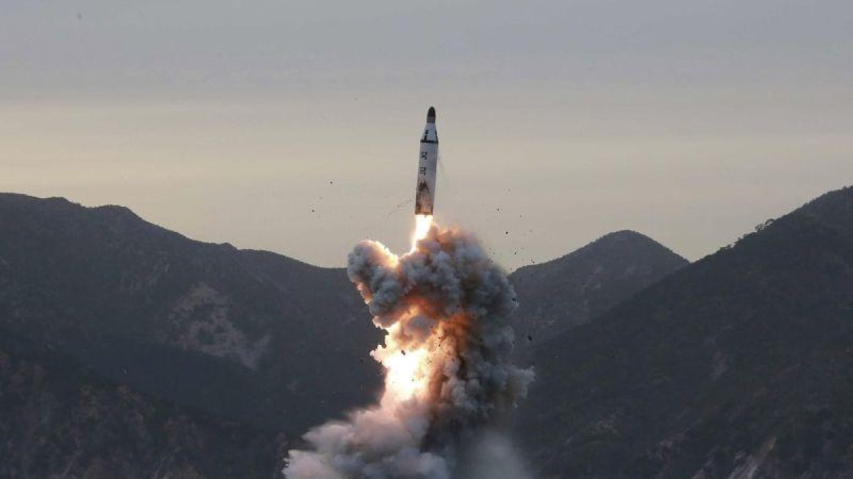 Fotografía de archivo sin fecha, cedida el 24 de abril de 2016, por la Agencia de Noticias Central de Corea del Norte (KCNA), de la prueba de lanzamiento de un misil balístico submarino en Corea del Norte.-EFE
