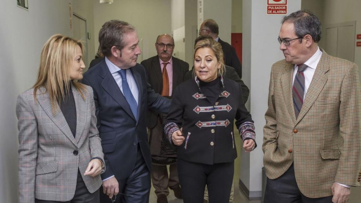 Rosa Valdeón con el presidente de APD, Javier Hojas, y el delegado de la Junta en Burgos, Fernández Mardomingo.-SANTI OTERO