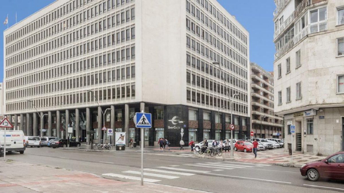 La exposición de vehículos Mercedes ocupará esta zona de la Avenida Reyes Católicos-Israel L. Murillo
