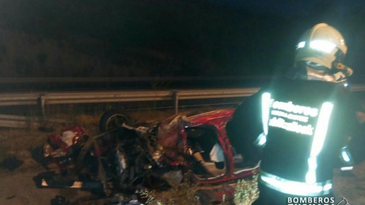 Los bomberos del País Vasco y de Burgos tuvieron que emplearse a fondo para asistir a algunas víctimas.-BOMBEROS DE EUSKADI