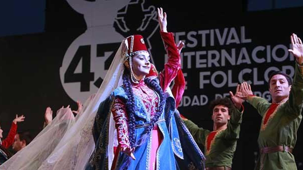 La bailarina principal de Armenia ejecuta uno de sus movimientos sobre el escenario.-RAÚL G. OCHOA