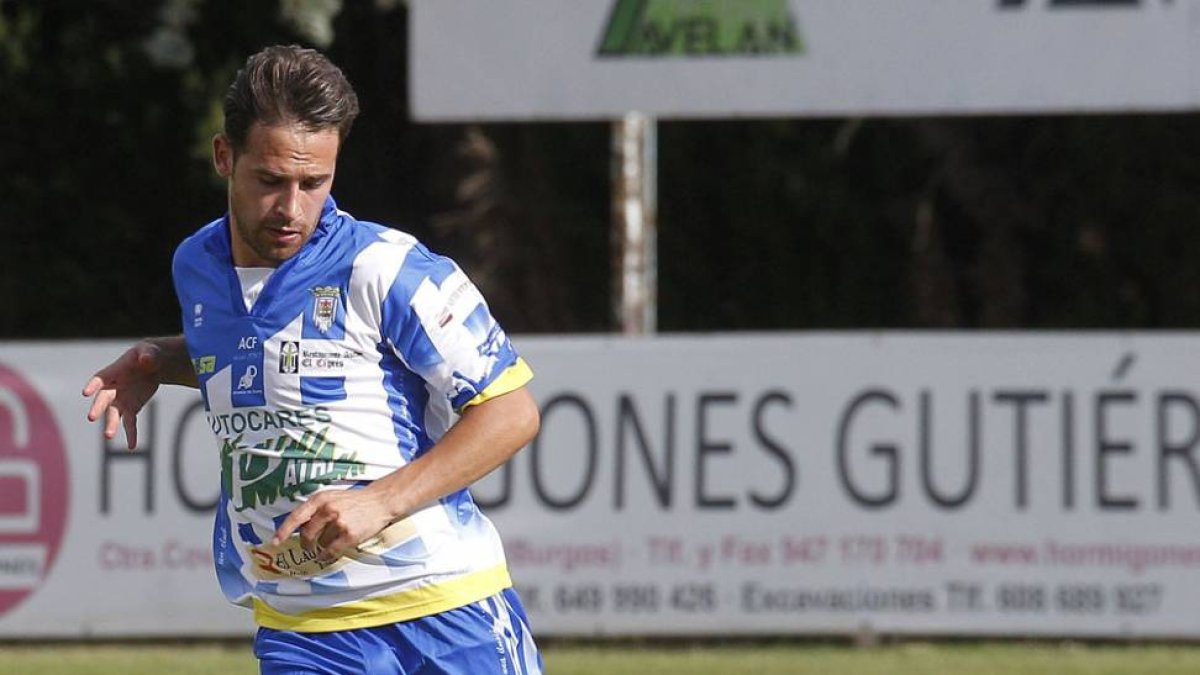 Borja conduce un balón en el amistoso contra el CD Mirandés-Santi Otero
