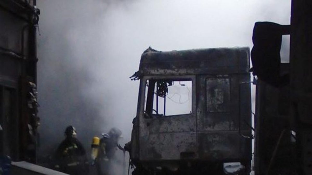 Un camión calcinado en el interior de la nave.-BOMBEROS DE BURGOS