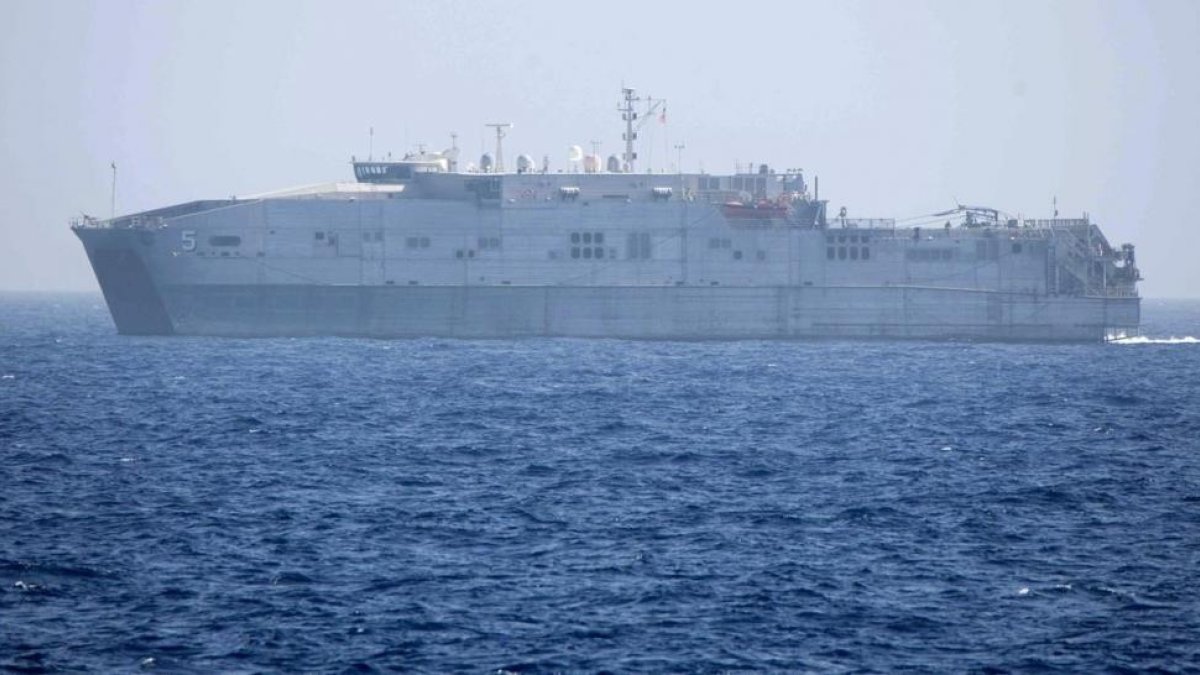El barco de la Marina de EEUU que rescató a los inmigrantes.-/ AP / ERIK MARQUARDT