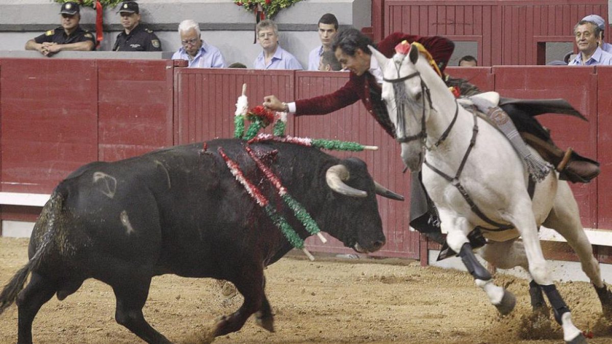 El rejoneador Óscar Borjas, durante un lance.-ECB