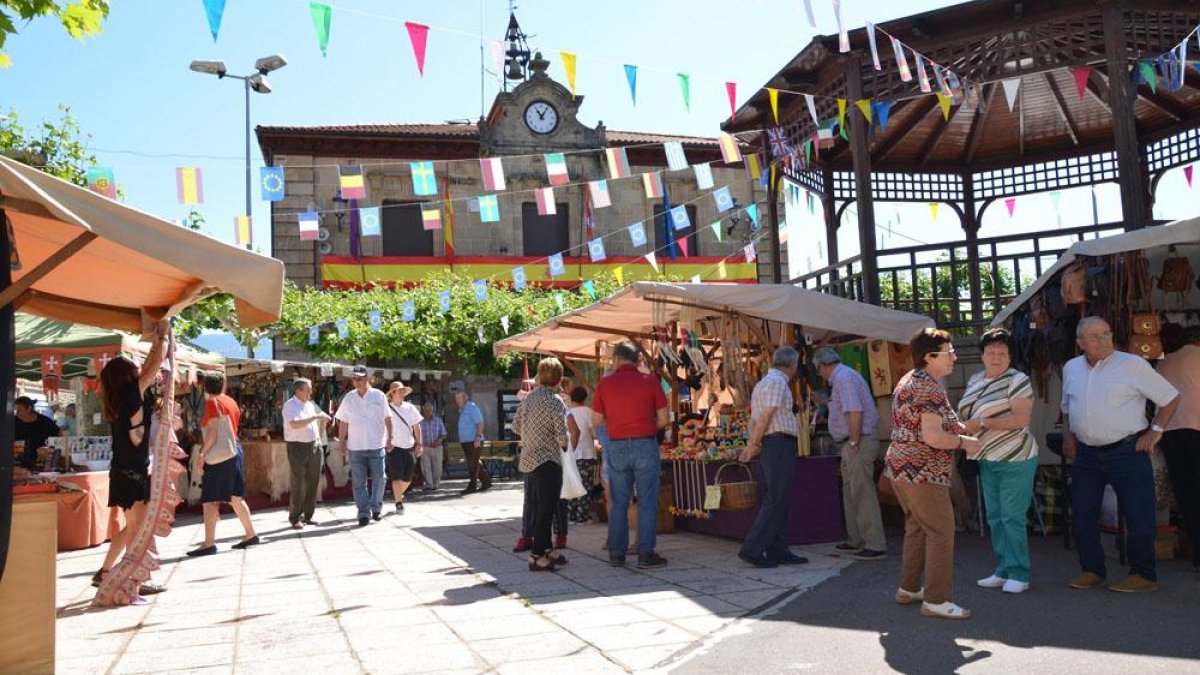 Vecinos y visitantes disfrutan del mercado medieval que se instala con motivo de la feria.-R. FERNÁNDEZ