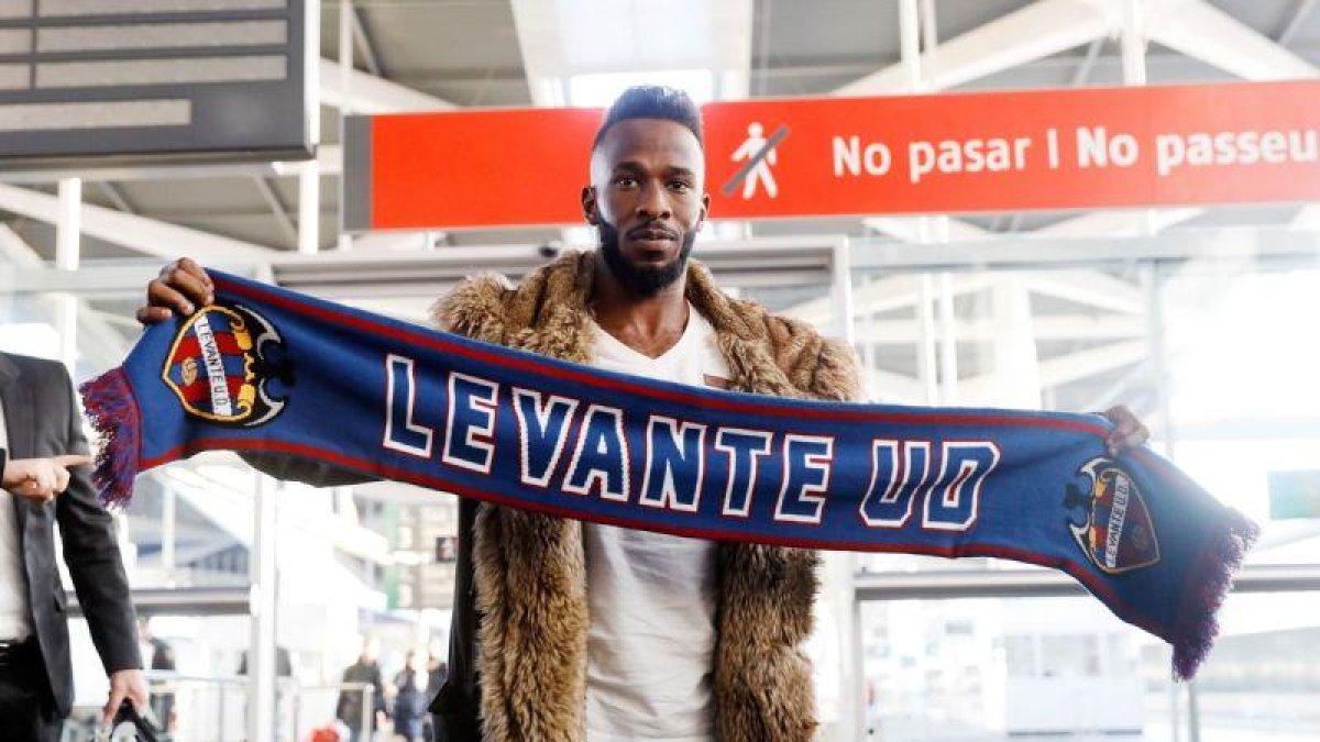 El jugador saudí Fahad Al-Muwallad, nuevo futbolista del Levante.-KAI FOERSTERLING (EFE)