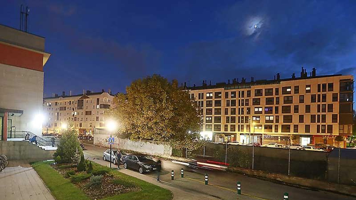 Espacio pendiente de urbanizar en los accesos a la facultad.-RAÚL G. OCHOA