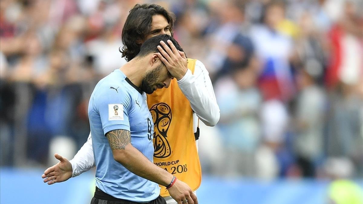 Edinson Cavani consuela a Luis Suárez al final del partido ante Francia-MARTIN MEISSNER (AP)
