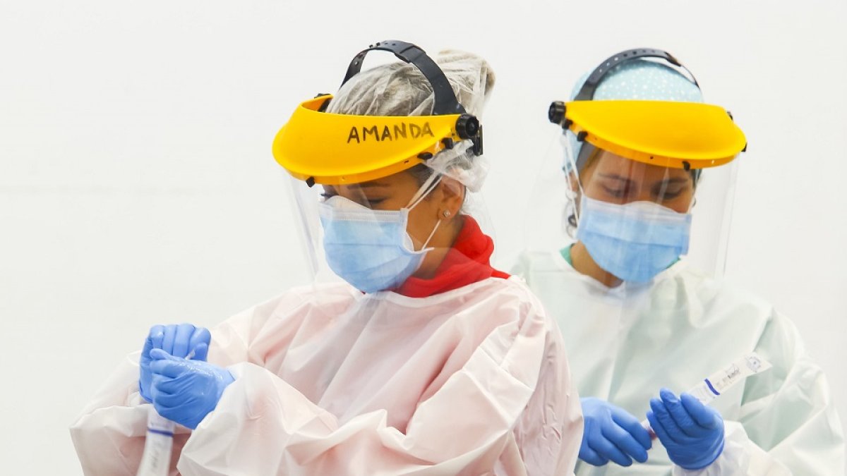 Sanitarios durante la realización de test PCR. ICAL