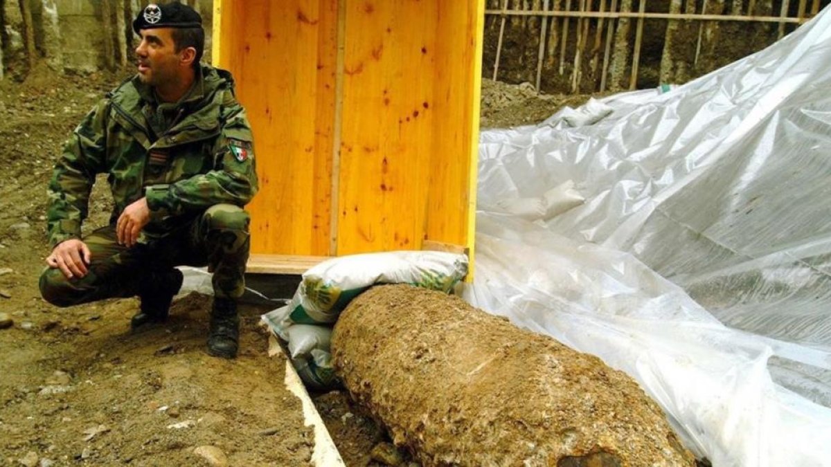 Una bomba de la Segunda Guerra Mundial encontrada en Italia en el 2003.-NEW PRESS