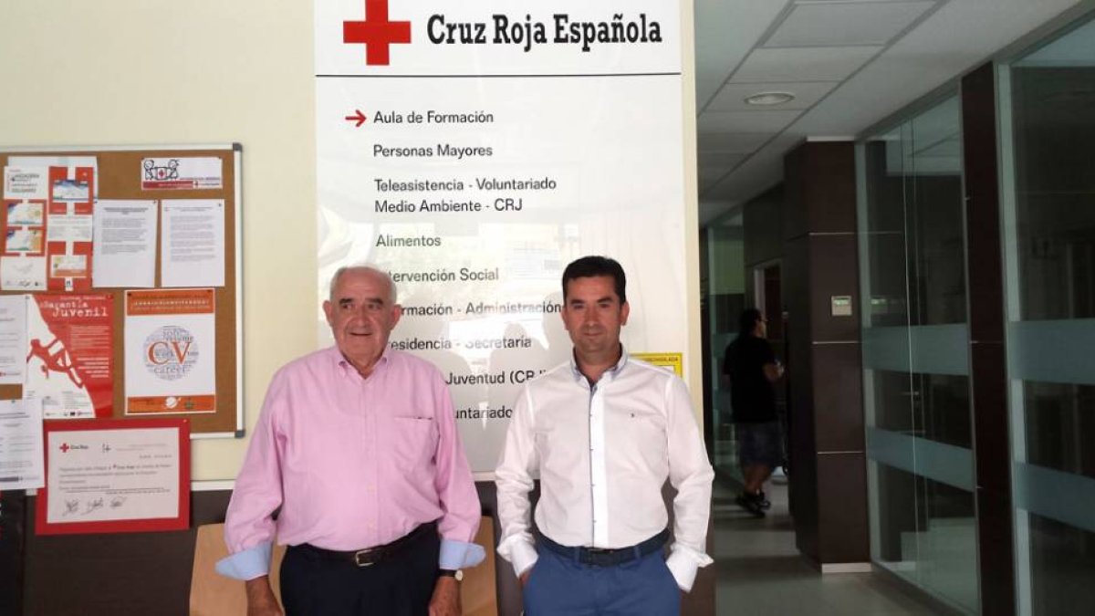 En la imagen Pedro de Benito (izq) junto al actual presidente José Agustín Escudero.-L. V.