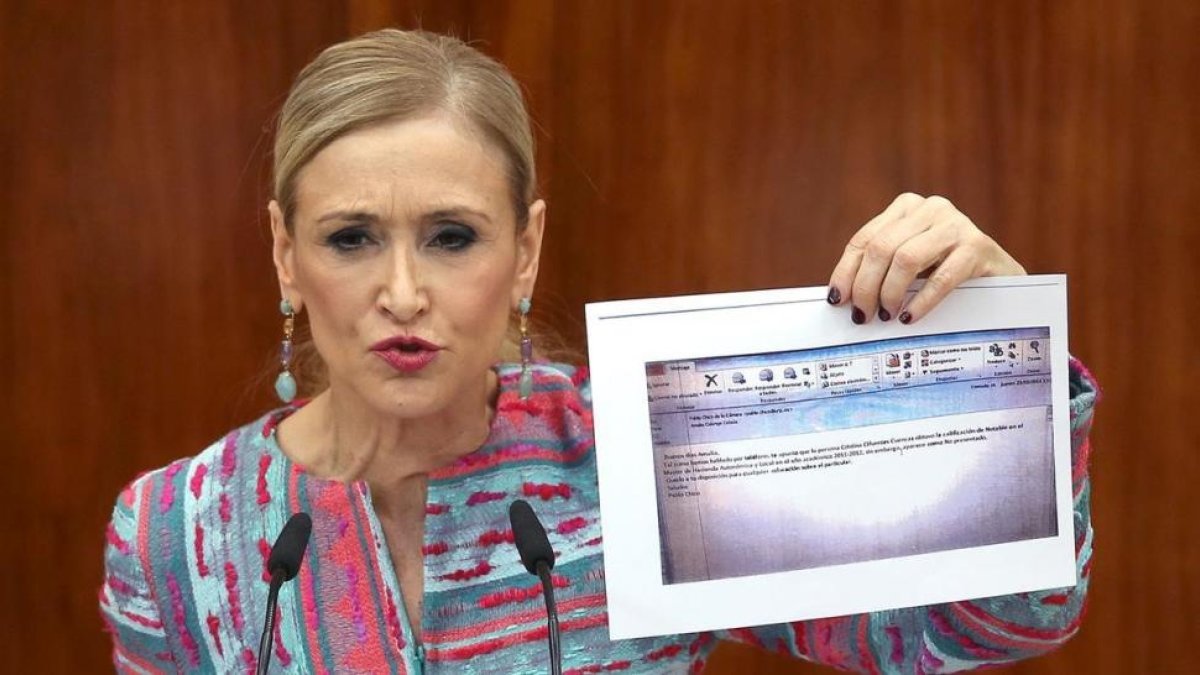 Cifuentes sostiene un papel-DAVID CASTRO