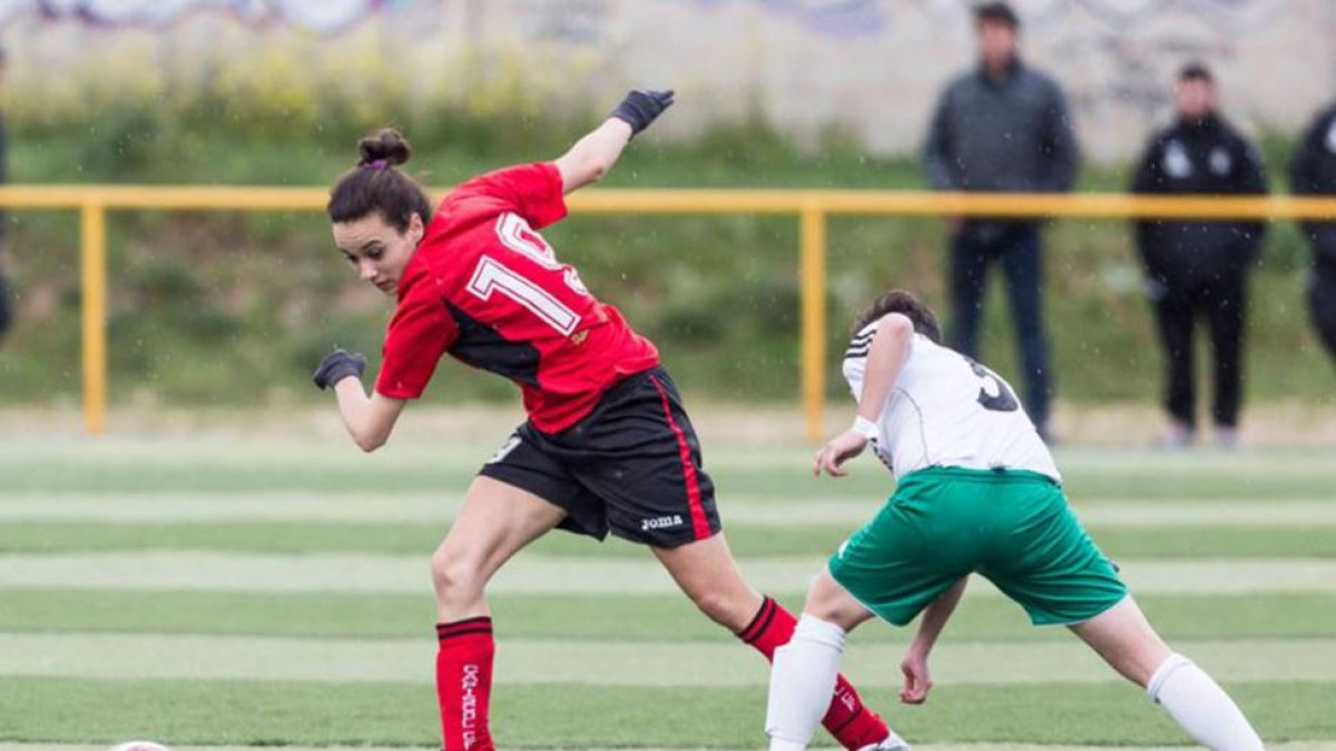 Desi trata de zafarse de la entrada de una jugadora del Peñas Oscenses en el choque de ayer-I. L. Murillo