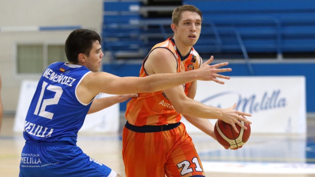 Rawson busca línea de pase durante un partido. MELILLA BALONCESTO