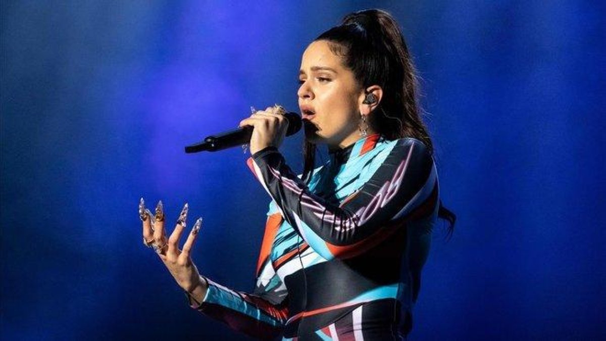 Rosalía, durante una actuación en Houston, Texas, el pasado sábado.-AFP / SUZANNE CORDEIRO