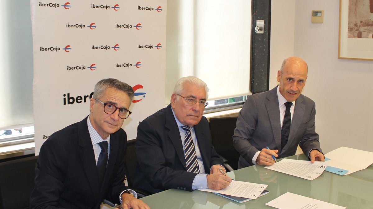 Los directivos han firmado el convenio de colaboración en la sede central de la entidad financiera en Burgos