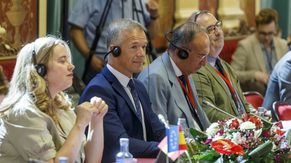 El presidente del Senado, Ander Gil (PSOE), y la senadora Cristina Ayala (PP) en la reunión del Teatro Principal de Burgos con los parlamentarios polacos. ICAL