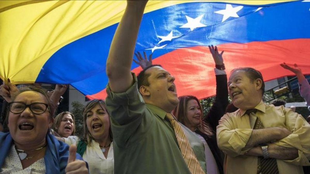 Unos manifestantes reclaman elecciones libres en una protesta contra el presidente Nicolás Maduro en el distrito financiero de Caracas, este miércoles.-RODRIGO ABD (AP)