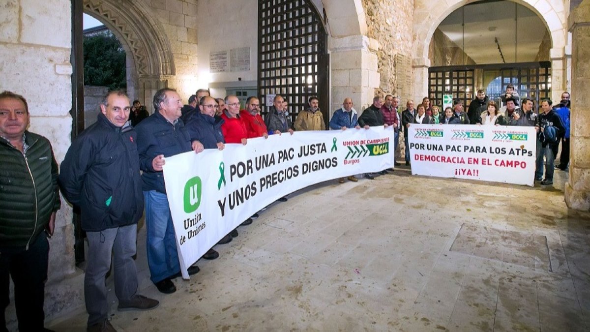 Concentración de UCCL contra la nueva PAC en la Universidad de Burgos. TOMÁS ALONSO