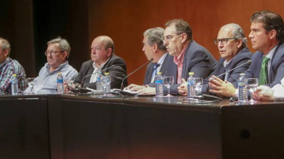 Imagen de la directiva al completo del CB Tizona durante una Asamblea.-RAÚL G. OCHOA