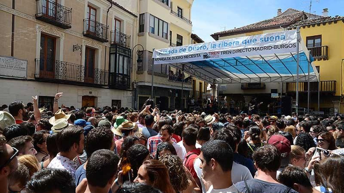 El escenario de la plaza del Trigo se ha convertido en el más codiciado por las bandas emergentes y también por el público del Sonorama.-Alberto Calvo