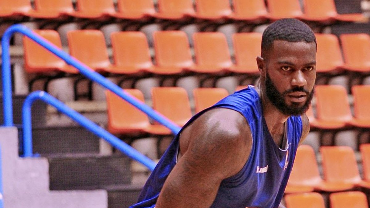 Earl Clark completa un ejercicio en El Plantío. --MARÍA GONZÁLEZ / SPB
