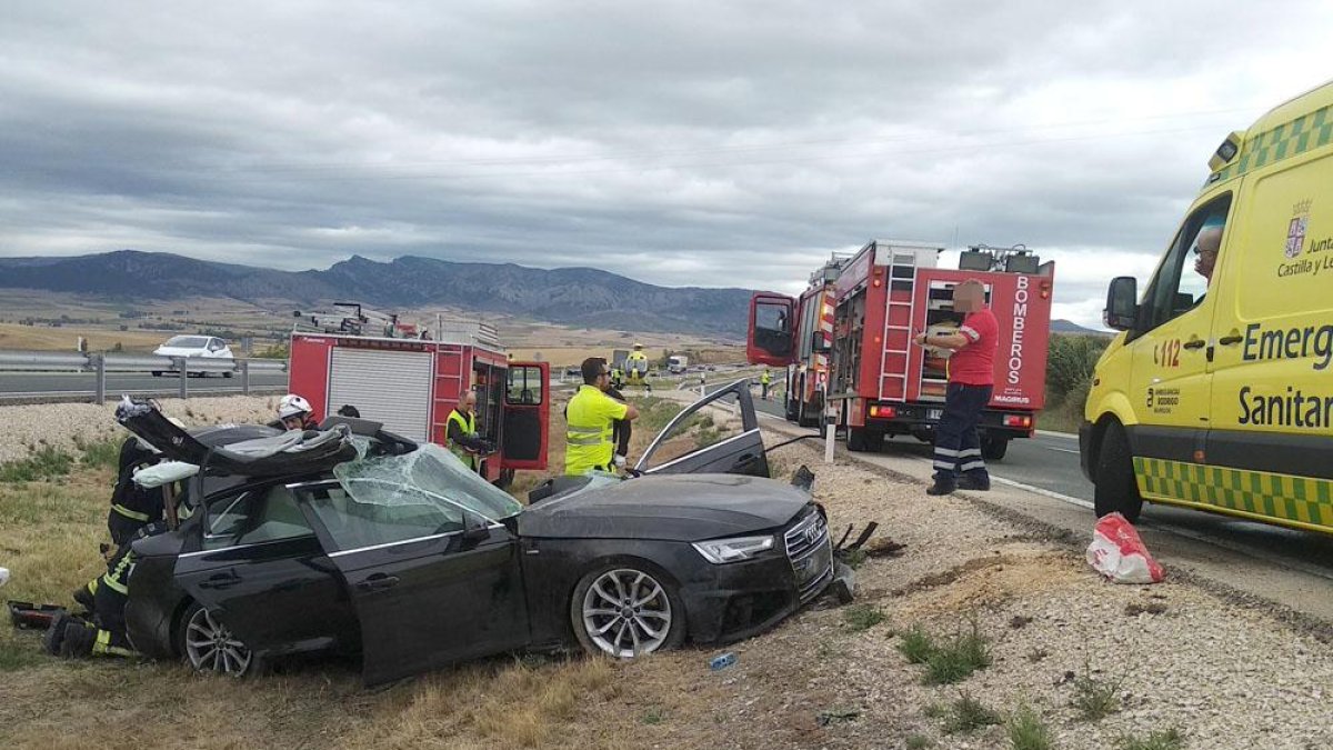 El coche accidentado quedó en la mediana que separa los dos sentidos de la circulación.-G. G.