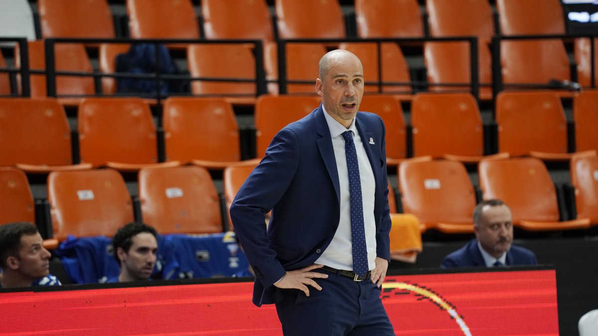 Joan Peñarroya observa las evoluciones del partido. ACB PHOTO