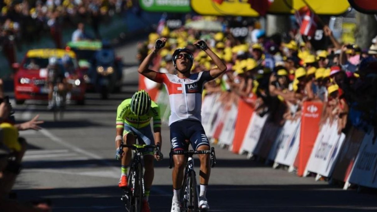 El colombiano Jarlinson Pantano derrota al esprint a Rafal Majka en Culoz.-AFP / LIONEL BONAVENTURE