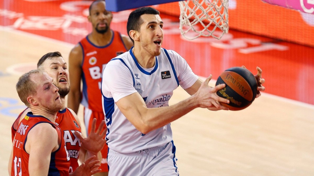 Kravic gana la partida al juego interior del Manresa. ACB PHOTO / J. ALBERCH