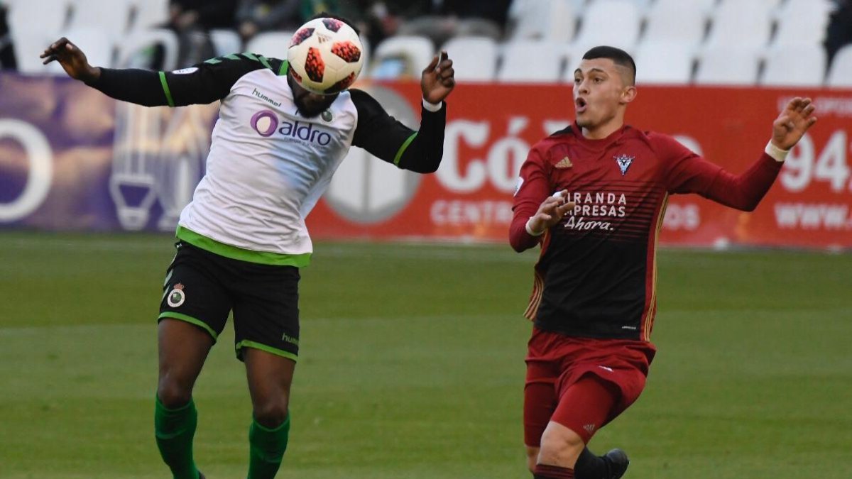 Yanis pelea un balón con un defensor del Racing de Santander en el choque de ayer en el Sardinero-REAL RACING CLUB