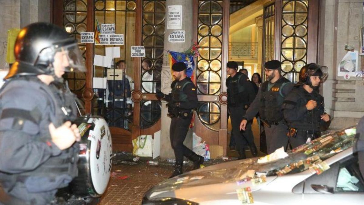 Los agentes de la Guardia Civil salen de la Conselleria de Economia, esta madrugada.-ELISENDA PONS
