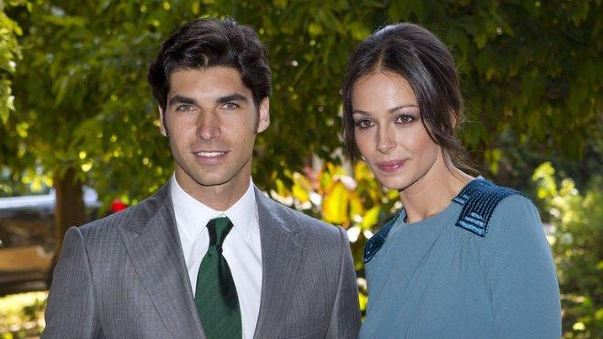 Cayetano Rivera y Eva González, en la boda de la duquesa de Alba con Alfonso Díez, en el 2011.-EFE / JULIO MUÑOZ