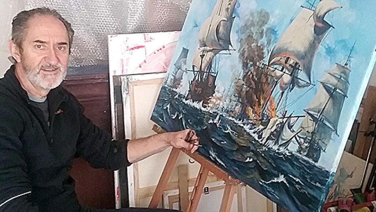 El autor posa mientras completa una de sus creaciones.-ECB