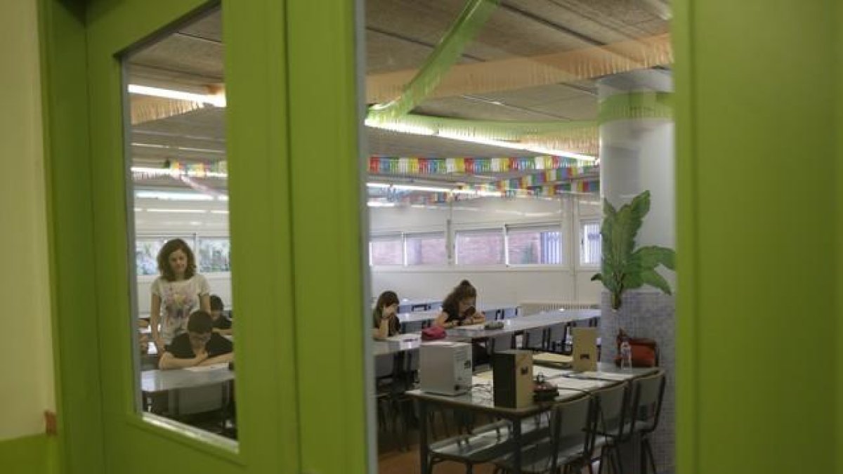 Exámenes de competencias básicas de sexto de primaria, en una escuela de Barcelona.-ALBERT BERTRAN