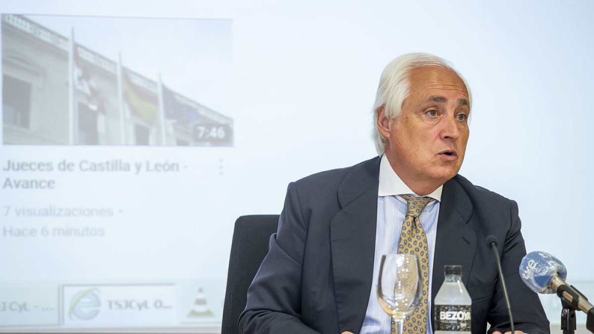 El presidente del Tribunal Superior de Justicia de Castilla y León durante la presentación del primer vídeo del canal. SANTI OTERO