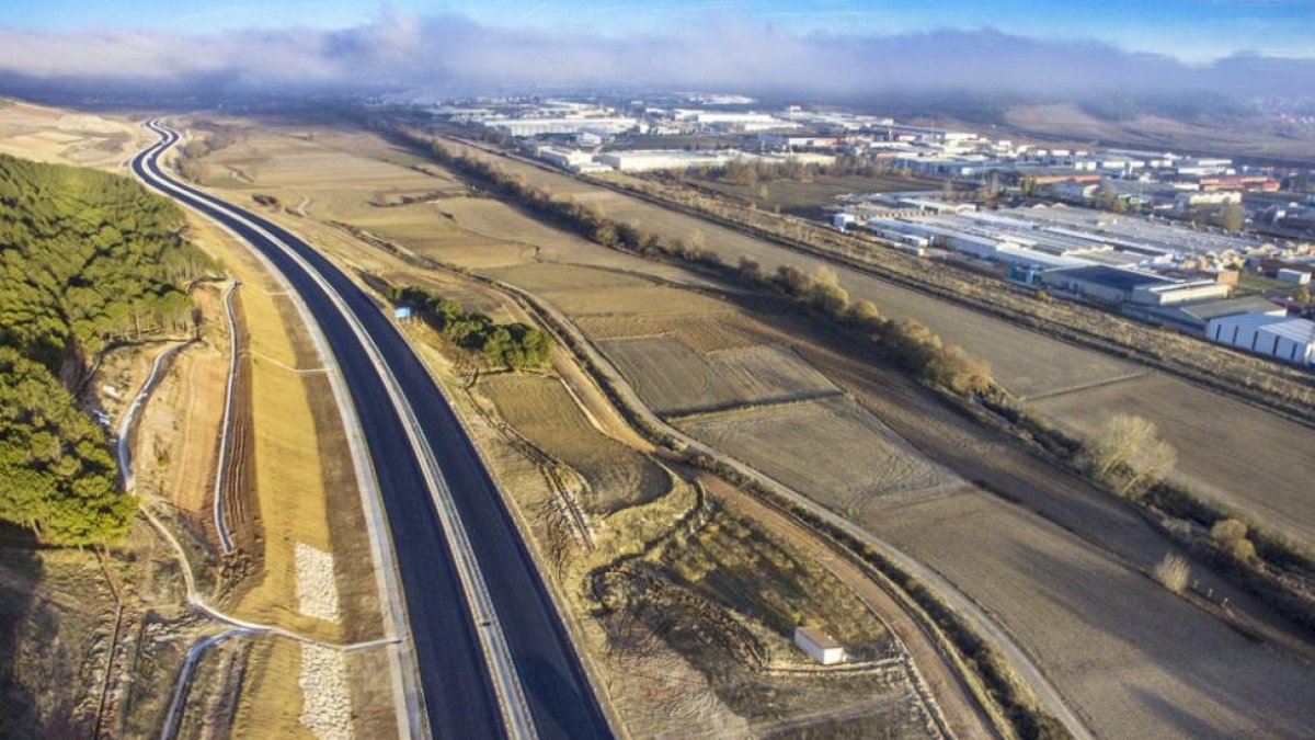 Imagen aérea del tramo con el polígono de Villalonquéjar a la derecha.-ISRAEL L. MURILLO