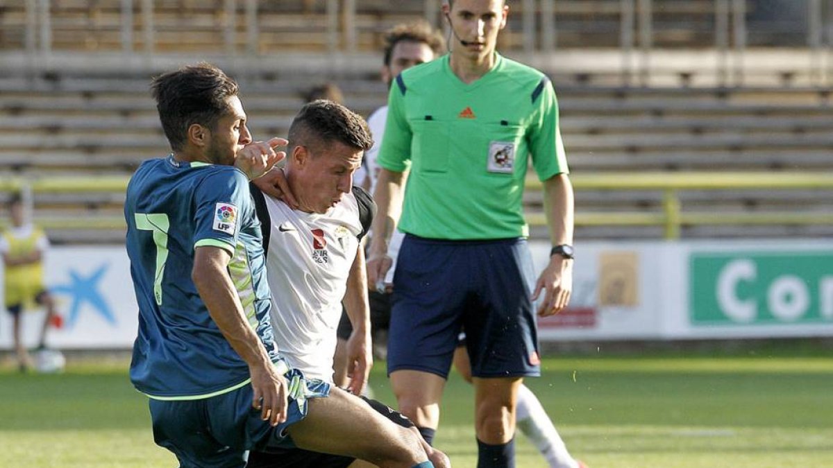 José Fran trata de zafarse del marcaje de un jugador del Valladolid B, Anuar, en el choque de ayer-Santi Otero