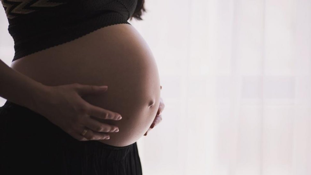 Una mujer embarazada.-EL PERIÓDICO