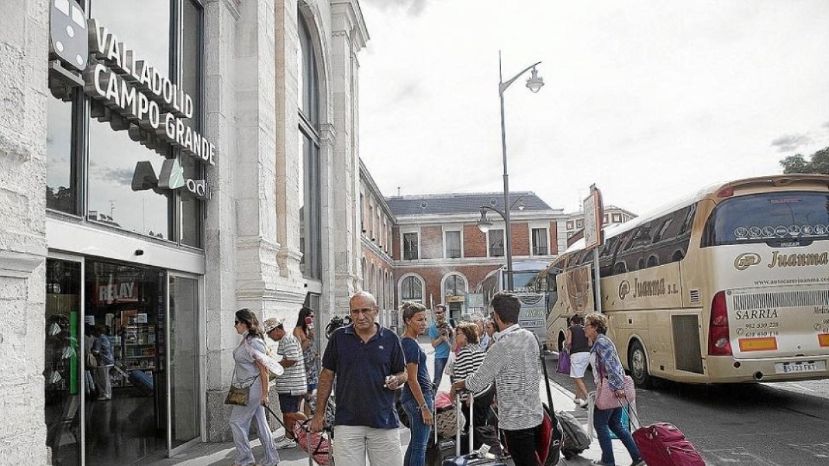Pasajeros en la Estación Campo Grande de Valladolid. - E.M.