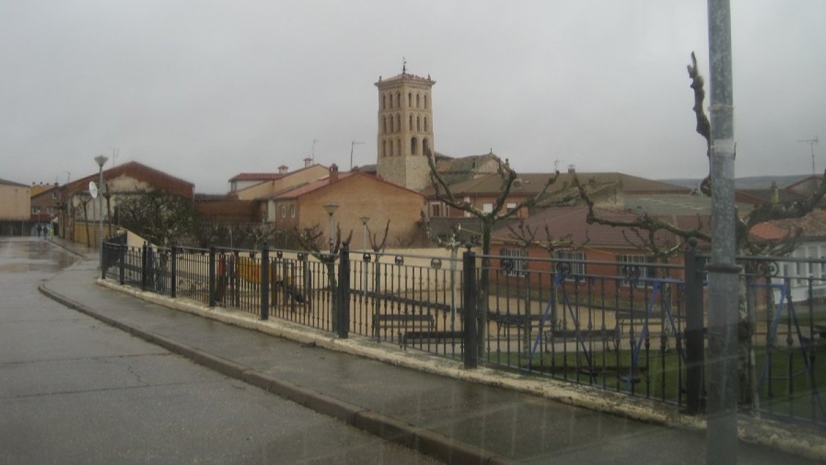 La torre de San Miguel Arcángel es visible desde cualquier parte de Arcos de la Llana. ELTITOMAC