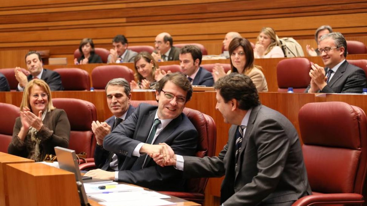 Los procuradores populares aplauden la intervención de su portavoz Carlos Fernández Carriedo-Ical