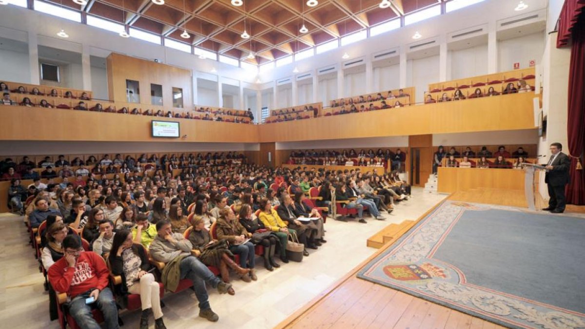 Alfonso Murillo, rector de la Universidad de Burgos, dando la bienvenida a los alumnos de 2º de bachillerato de distintos centros.-ISRAEL L. MURILLO