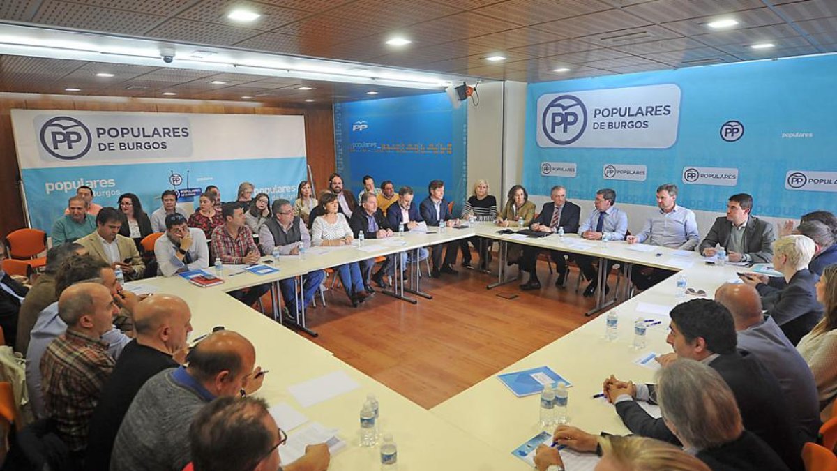 Imagen de la constitución de las mesa de trabajo de las ponencias del Congreso Regional del PP-ISRAEL L. MURILLO