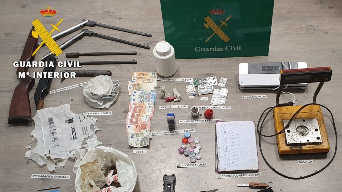 Droga y material incautados al detenido. GUARDIA CIVIL